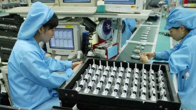 दक्षिण कोरिया की एक मोबाइल फेक्ट्री में काम करती महिलाएं