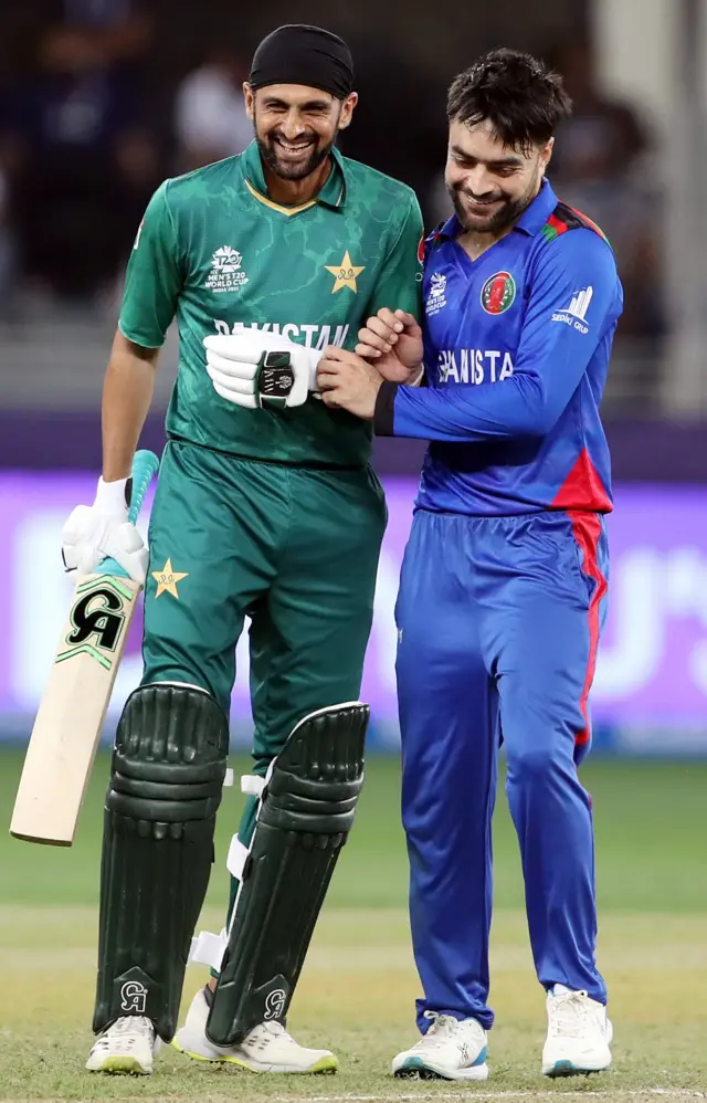 29 अक्टूबर के मैच में अफ़ग़ानिस्तान के खिलाड़ी रशीद ख़ान के साथ शोएब मलिक