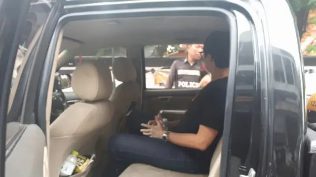 นายรังสิมันต์ โรม ขณะถูดคุมตัวจาก สน.ชนะสงคราม ไปสภ.บางเสาธง