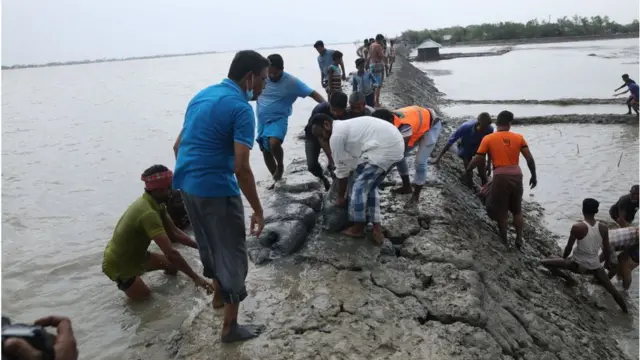 কয়রা উপজেলার বাসিন্দারা উপায় না পেয়ে, মাটি ফেলে বাঁধ মেরামতের চেষ্টা করছেন।