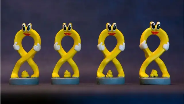 Caganers de una cinta amarilla