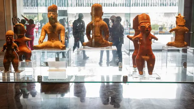 Una vitrina del Museo de Antropología