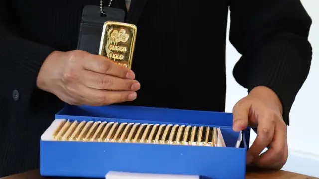 Ông Wilson nói rằng Bitcoin có thể gây ra một mối đe dọa nhỏ với vàng, vì mọi người đang chuyển việc đầu tư của họ từ kim loại quý sang tiền điện tử
