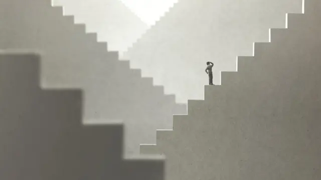 Hombre en escalera.