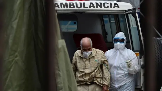 ambulanstan indirilen yaşlı bir hasta
