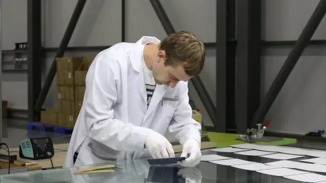 Күн энергиясын алуучу панелдерди жасай турган заводдун реалдуу иштей баштаганына бир жарым жылдан ашып калган