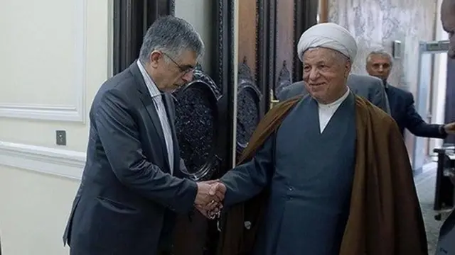 اکبر هاشمی رفسنجانی و غلامحسین کرباسچی. آقای کرباسچی که شهردار تهران بود در سال هفتادوهفت به اتهام اختلاس بازداشت و محاکمه شد