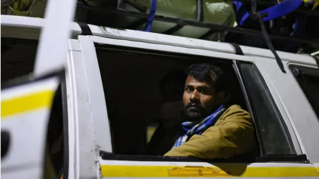 काश्मीरमधून पलायन करणारे परप्रांतिय मजूर