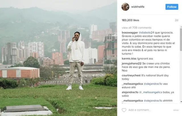 El rapero Wiz Khalifa en el cementerio de Medellín donde está enterrado Pablo Escobar.