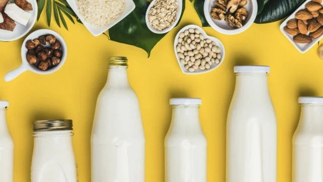 Des bouteilles de lait exposées avec des céréales