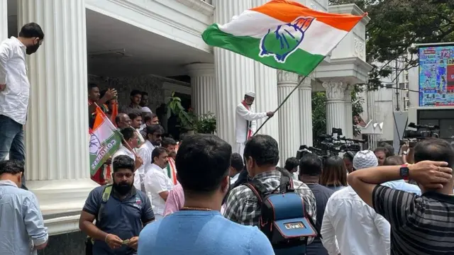 मतगणना में बढ़त के बाद बंगलुरू में कांग्रेस हेडक्वार्टर पर समर्थकों का उल्लास.