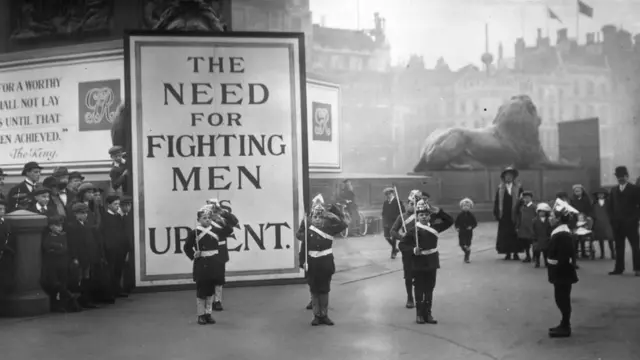 Reclutamiento de soldados en la Plaza de Trafalgar