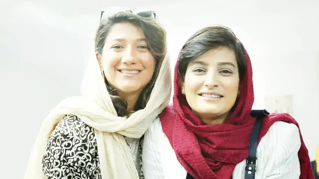 نمایندگان پارلمان اروپا در قطعنامه‌شان به نام نیلوفر حامدی (چپ) اشاره کرده‌اند که به همراه الهه محمدی (راست) از نخستین روزنامه‌نگارانی بود که با آغاز اعتراض‌های اخیر دستگیر شدند