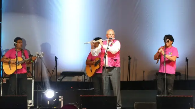 Pedro Pablo Kuczynski tocando flauta