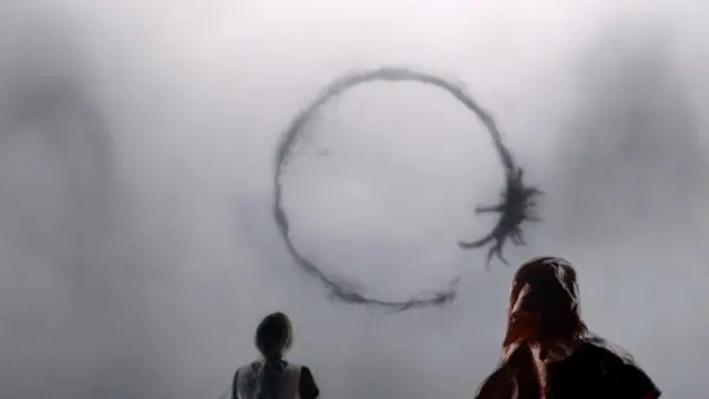 路易斯在学习外星生物书面语言的过程中，她对时间和记忆的看法也发生了变化