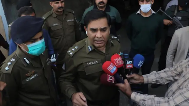 ریجنل پولیس آفیسر گجرانوالہ عمران احمر سیالکوٹ میں اس فیکٹری کے دورے کے دوران صحافیوں سے بات کر رہے ہیں