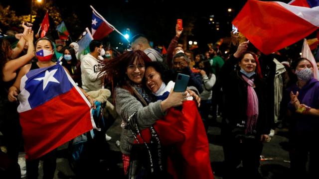 Dos mujeres se abrazan durante las celebraciones en Chile por la victoria del Apruebo