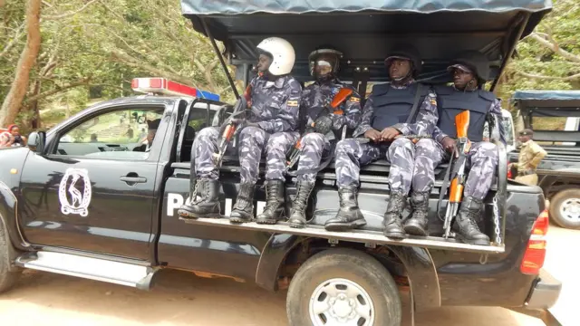 Polisi ya Uganda yaherekeje imdokari zuzuye abariko bashaka gukorana, berekeza i Kampala