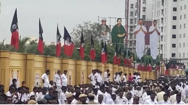 அதிமுக நெருக்கடி