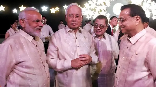 નરેન્દ્ર મોદી ફિલિપિન્સમાં અન્ય દેશના વડાઓ સાથે