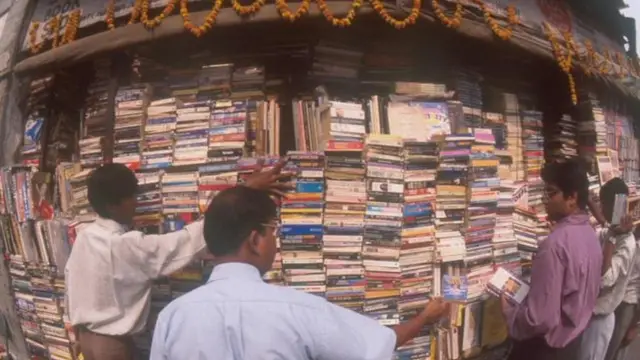 पुस्तक के स्टॉल पर