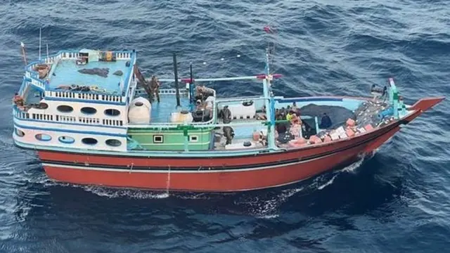 米海軍の特殊部隊の隊員2人が兵器を押収する作戦を実行していた船
