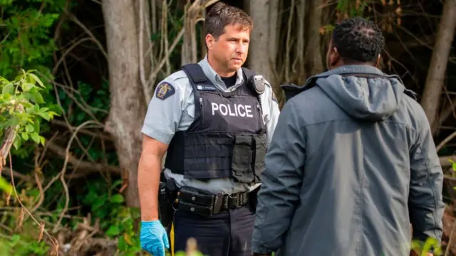 Canada police dey look migrant