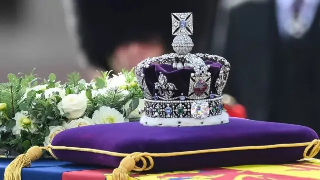 أفراد العائلة المالكة يتبعون نعش الملكة إليزابيث الثانية