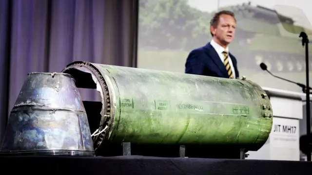Pimpinan tim penyelidik Fred Westerbeke mengahdirkan bagian dari rudal BUK yang menghantam MH17 dalam sebuah konferensi pers tahun 2018.