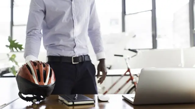 প্রতিবার অফিস থেকে বের হওয়ার আগে হেলমেট দিয়ে টেবিলে আঘাত করার বিষয়টি হয়তো অনেকে পছন্দ নাও করতে পারে।