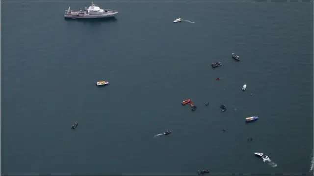 సముద్రంలో విమాన శకలాలు