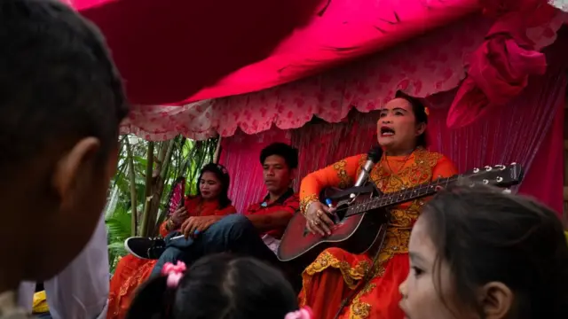 Displaced families watch traditional performers as they celebrate Eid al-Adha on August 21, 2018 in Mamasapano, Central Mindanao, Philippines.