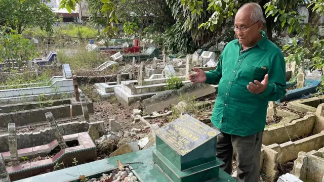 Setiady di makam ibunya di kota Medan.
