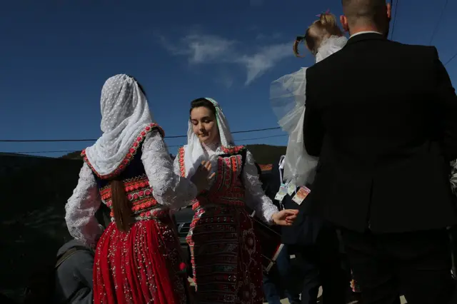 Tokom dva dana svadbe održava se niz procesija kroz selo. Prva od njih dešava se prvog dana u prepodnevnim časovima kada mladenci odlaze do kuće budućeg kuma.