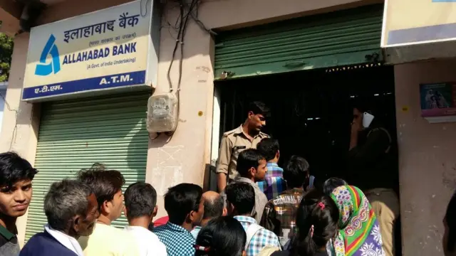 एटीएम के बाहर क़तार में लगे लोग