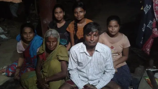 Subrat Kumar Padhihary iyo qoyskiisa waxay ka walaacsan yihiin duufaanta la sheegay inay kusoo wajahantahay xeebaha bari ee Hindiya