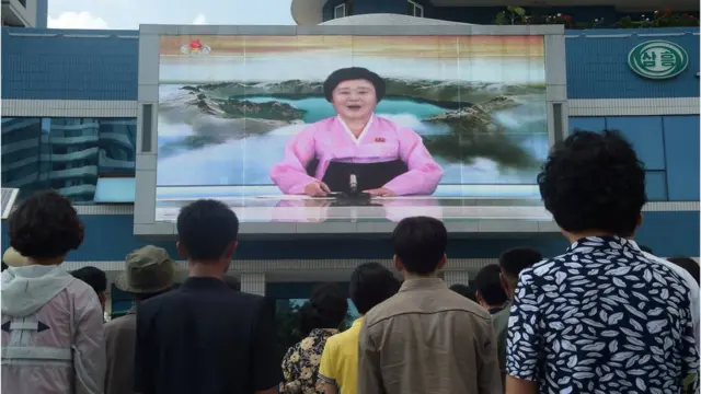 Penduduk Korea Utara melihat pengumuman uji coba senjata nuklir