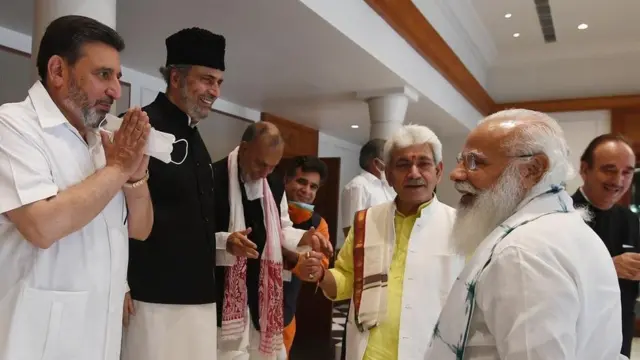 કાશ્મીરી નેતાઓ સાથે નરેન્દ્ર મોદી