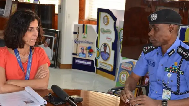 Maria Arena, onye isi ndi otu EU EOM na Naijiria na Adamu Mohammed, onye isi ndi uweojii na Naijiria