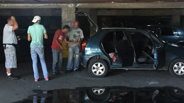 Vecinos junto a un auto