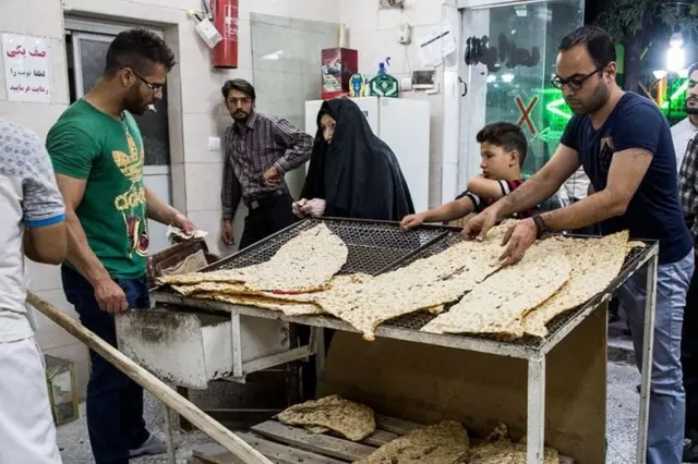 در نرخ‌ها جدید، نرخ نان سنگک یارانه‌پز ۱۲۰۰ تومان و آزادپر ۱۸۰۰ تومان در تهران اعلام شده است