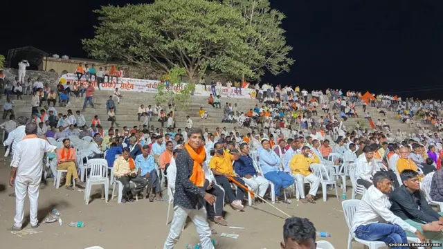 सभा सुरू झाल्यानंतर कमी झालेली गर्दी.