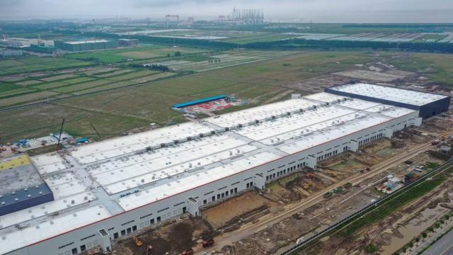Nova fábrica da Tesla em construção em Xangai, China, em 2019