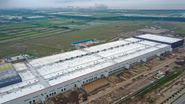 Nova fábrica da Tesla em construção em Xangai, China, em 2019