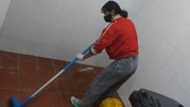 सरसफाइमा खटिएकी युवती।