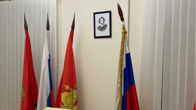 Портрет Пушкина на стене кабинета