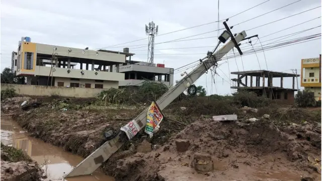 మంచిర్యాల, మంథని ప్రాంతంలో విద్యుత్ వ్యవస్థ తీవ్రంగా దెబ్బతింది