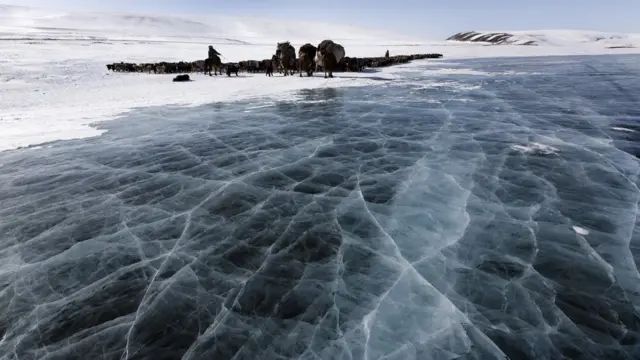 переход по ледяному озеру