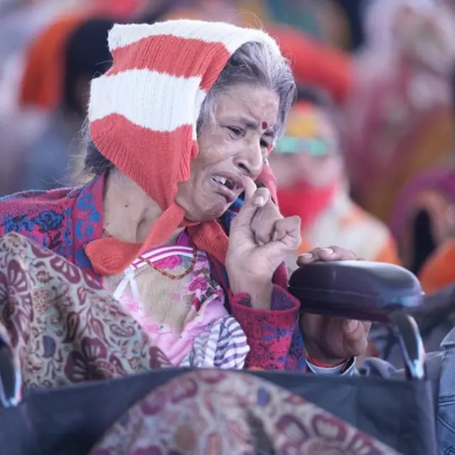 धीरेंद्र शास्त्री के दरबार में एक महिला