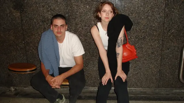 kejti glazgov i drug na fotografiji stari foto aparat